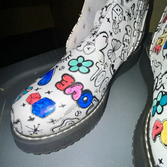 SALE Madden Girl Kids Graphic Print Boots - White and Black - Picture 4 of 7